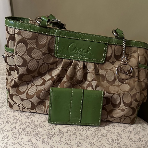 EUC Coach Signature Pleated Gallery Tote with green card holder - Picture 1 of 15